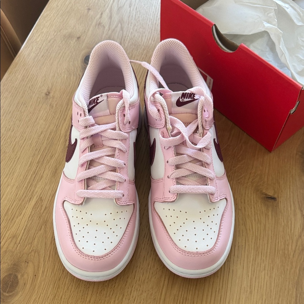 NIKE DUNK LOW (BOY SIZE 6.5)